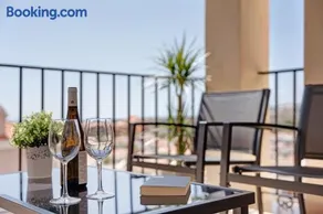 Studio avec internet haut débit, piscine chauffée et terrasse | Vue ville - Image 4