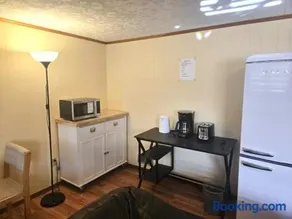 Private One Bedroom Suite with AC, WIFI, Free Parking, Close to Downtown - Image 3