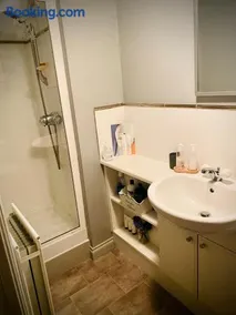Modern ground floor apartment with free parking very near centre - Image 3