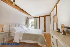 London Cottage - Image 2