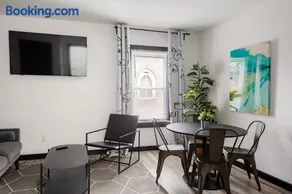 Cozy 1BR Center City Retreat with Free Parking - Image 2