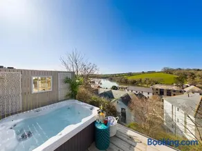 Paddlers View - Luxurious 2 bed, hot tub. Town centre, water views - Image 1