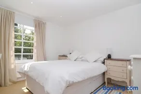Charming Cottage with Roof Terrace - Image 3