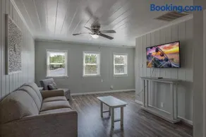 Immaculate Home With Putting Green and Private Pool! Pet Friendly 6 Bedroom- 4 Bath Duplex A&B - Image 4