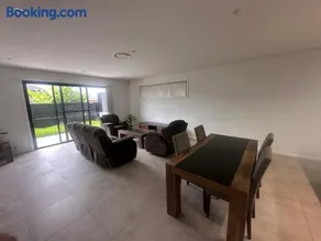 Queen Room in Peaceful and Modern House - OR8 - Image 1