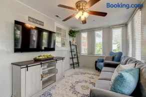 Light & Bright! Quaint Downtown Dunedin Bungalow! - Image 2