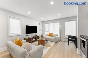 Luxury Deluxe 2 BR - 2 Beds - Stylish - New Build Downtown - Image 4