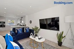 OFFERS 3 Bed House with Free Parking Ideal for Contractors or Relocation Stays Sittingbourne - Image 1