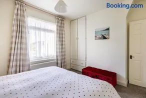 Victoria Cottage - Spacious Bright & Airy - Seconds to Beach - Pet Friendly - Easy Parking - Minutes to All Amenities - 60 percent Off Monthly Stays - Image 1