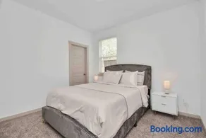 4Bedroom Escape - Near Med Center With Backyard - Image 4