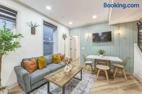 Bi-Level 2BR w Rooftop - Sleeps 12 - 10 min to DT - Image 2