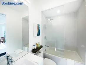 Elegant Downtown Home - Image 1
