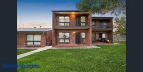 Spacious Hills Retreat with City Convenience - Image 2