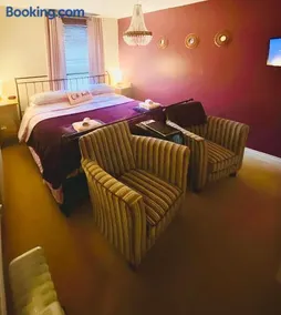 Modern ground floor apartment with free parking very near centre - Image 1