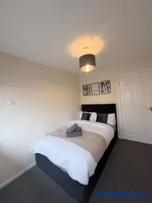 Modern 6-Bed Luxury Stay by City Hospital - Image 4