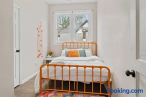 3BR City Chic Modern Apt - Central Location - Image 1