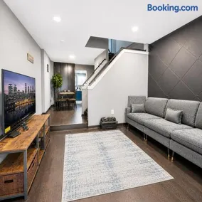 Cozy 2 BR home in South Philly - Easy City Access - Image 1