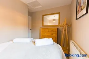 Hullidays》Marina Town House - Image 3