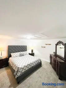 Cozy1King1Queen/1.5bth2min Frm UpTown - Image 1