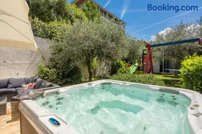 Caleta Seaview Suites - Pool & Jacuzzi - Image 4