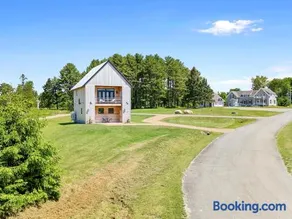 Sweet Caroline at Salt Farm - Waterfront king suite with ocean access, balcony, WiFi, and AC - Image 1