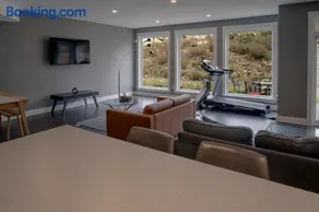 A luxurious 6 Bedfroom Family-Friendly House - Image 3