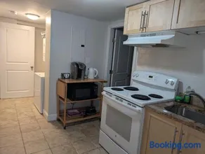 Brighton Apartment Sleeps 3 - Steps to Bus Line - Image 2