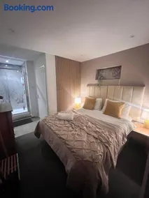 Private Cosy 1Bd in town - Image 1