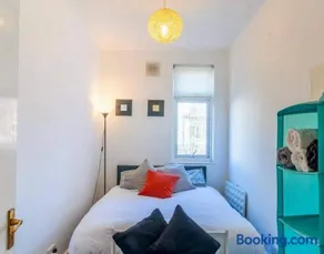 Rayleigh Retreat-Spacious Family 3 Bed Apartment - Image 5