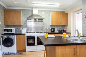Shirley House 4, Guest House, Fully Equipped Kitchen with Fridge, Washer, Dryer, Self Catering, Self Check in, Great for Contractors, 5 min to BAT, 20 min to Fawley Refinery, close to Southampton Central, Ideal for Longer Stays - Image 3