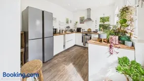 Large Boldmere 3BR Home with Parking Ideal for Families, Contractors & Groups - Image 5