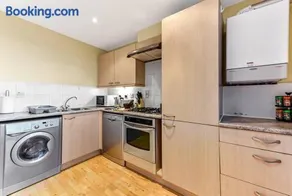 City Retreat with Free Parking and Walking distance from City Centre - Image 5
