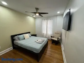 Modern Queen Room Near EWR - Image 5