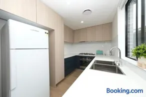 Modern 4 Bedroom House in Box Hill - Image 4