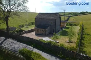 PRIVATE LUXURY Barn Stay with Hot Tub and OUTDOOR ENTERTAINMENT, YORKSHIRE DALES SLEEPS 10! - Image 2