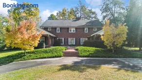 Spacious Historic Manor, Horse-Friendly - Image 2
