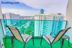 Beautiful penthouse condo with stunning views of both ocean and city - Image 4