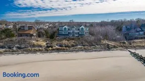 Luxury On The Bay - Image 3