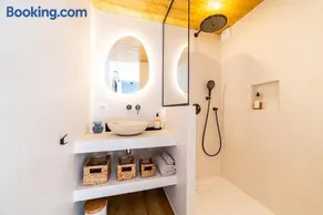 Small house with swimming pool and jacuzzi - Image 3