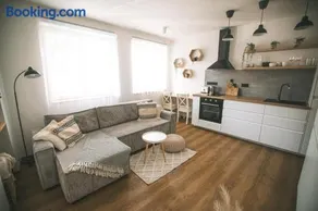 KVARTÝR - apartmán v centru na náměstí - citlivě zrekonstruovaný - Image 1