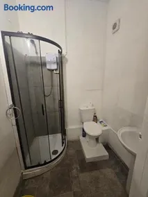Large flat with parking near train station - Image 4