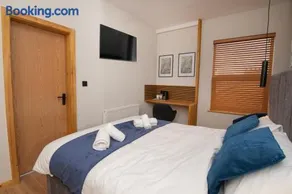 Near Hull Royal Infirmary Amber Serviced Rooms Self Check-In and Shared Kitchen - Image 2