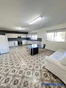 Spacious Queen Room with Air Conditioning - L1 - Image 5