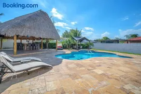 6BR Villa Tropical Haven Private Pool & BBQ - Image 1