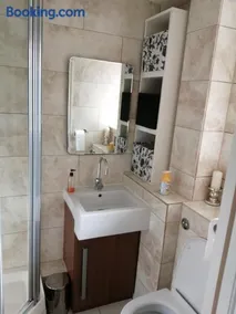 Dream Time Apartments-Aqua Suite - Image 2