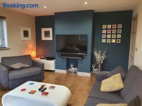 FREE Parking, Stylish and Spacious Bungalow - Image 4
