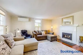 Classic home with prime location 1 block from Main Street - Image 3