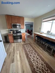 Comfy 2 Bedroom Apartment Close to Lake Erie - Image 2