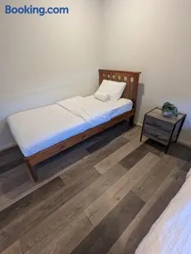 Gladstone Entire House 4 Beds 2 Baths Air-conditioned in City - Image 2