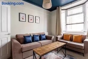 Modern 3-Bed for Families Contractors & Friends - Image 2